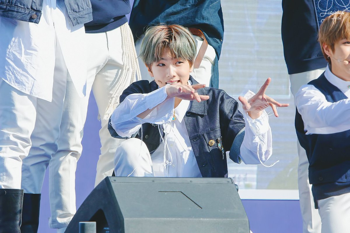 Aquarius_O2O5's tweet image. 171021 경복고
💙🍡지성시🍡💙
#NCT #NCT_DREAM #지성 #박지성 #JISUNG #모찌성🍡