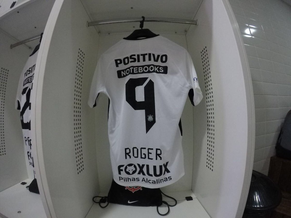 Vestiário do #Timão pronto. Hoje é a despedida deste manto que trouxe tanta alegria pra Fiel ⚫️⚪️ #CAMxCOR #VaiCorinthians