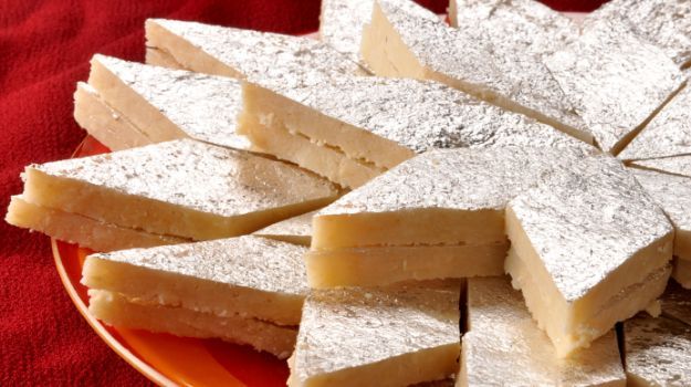 Lots of sweet treat in Indian cuisine for us to try. Here are 10 Quick Diwali Sweets Recipes for you to try at home - let us know how you get on #eatlocal #ealing buff.ly/2HiPhiB