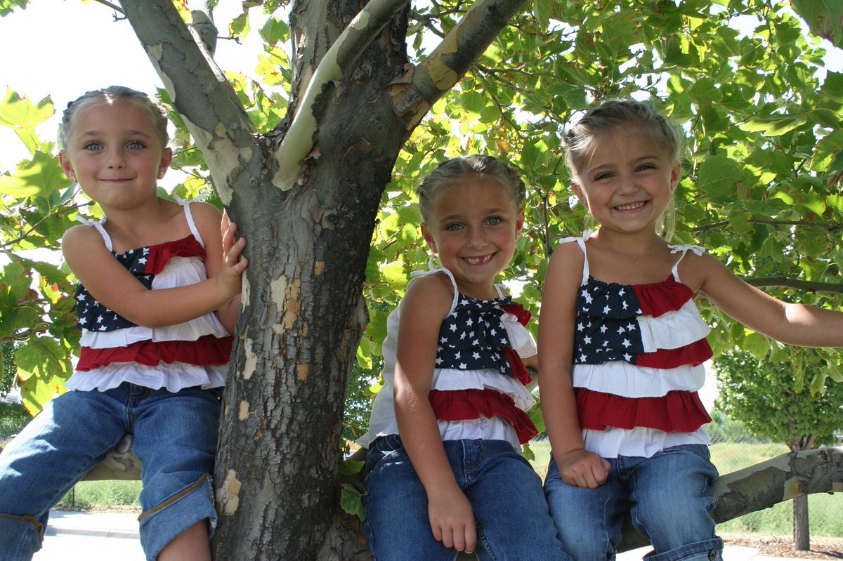 KamriNoel's tweet photo. Told ya we could be triplets @BrookAndBailey https://t.co/n2ctmfg2fJ