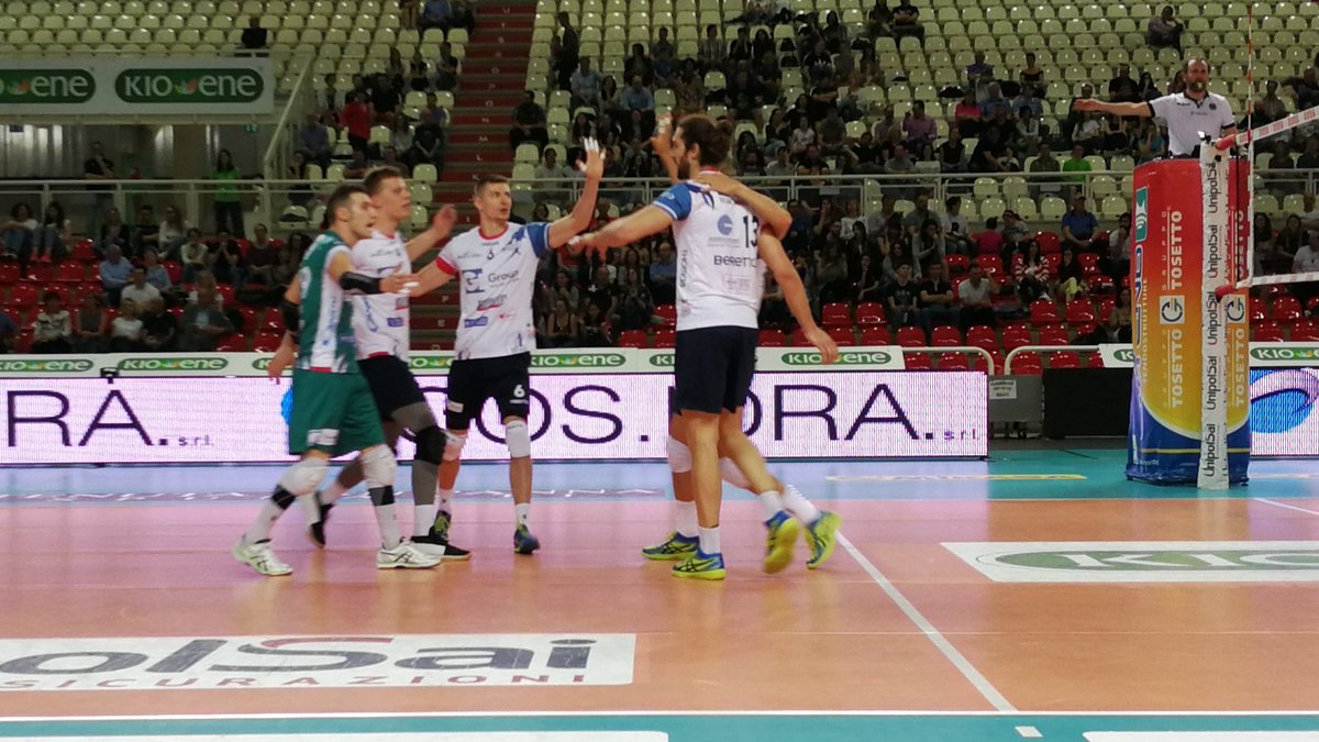 VeroVolley's tweet photo. TERZO SET - A1 MASCHILE
@pallavolopadova 🆚 #GiGroupTeam 18-25
📌 Parziale 1-2
#innAmorati 💙 #VeroVolley 🏐 https://t.co/jcd2IVOY2e