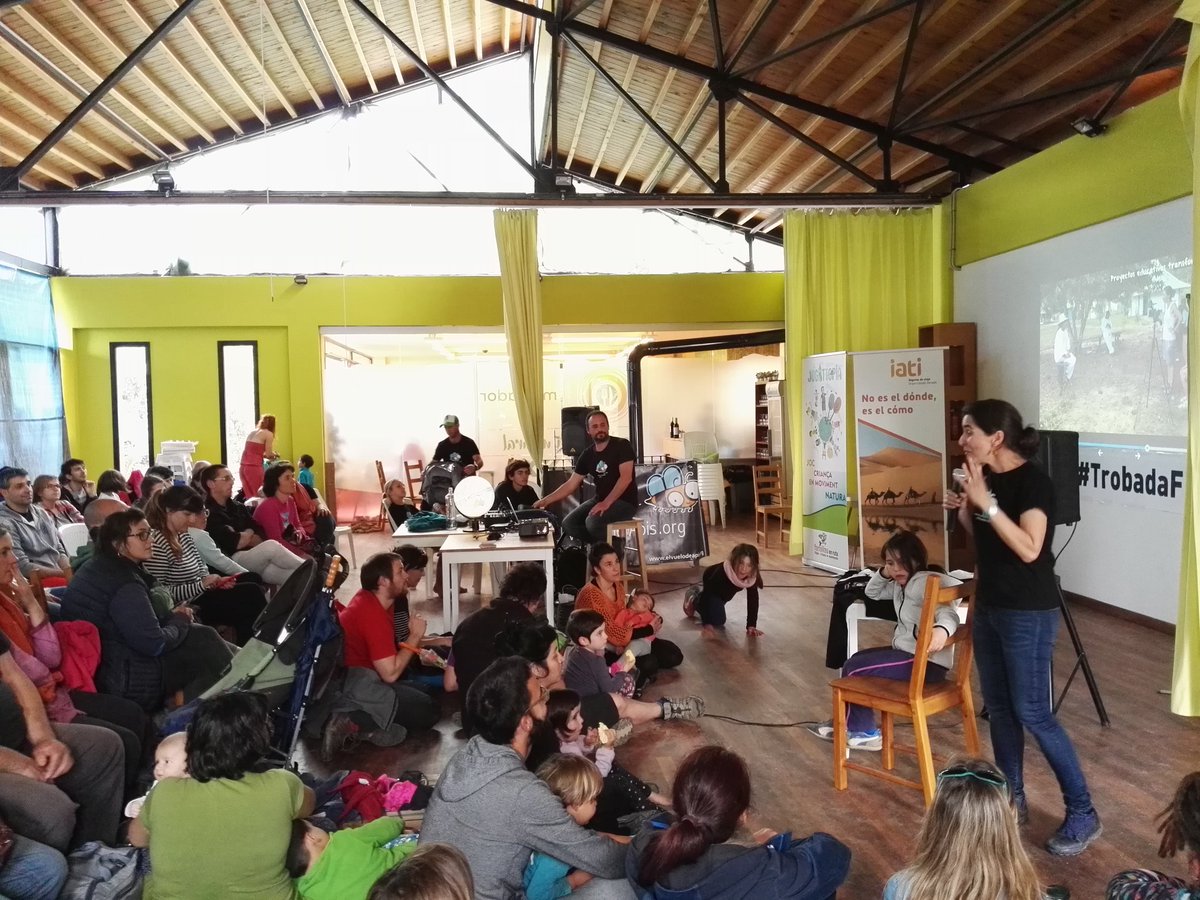 lamochifamily's tweet photo. Todo el mundo super atento escuchando las aventuras y los proyectos de Andrés, Íngrid y sus tres hijas durante un año por Sudamérica en el @elvuelodeapis 
¡¡Espectacular!! #TrobadaFR  @iatiseguros #viajarenfamilia https://t.co/S0xiJX4jCV