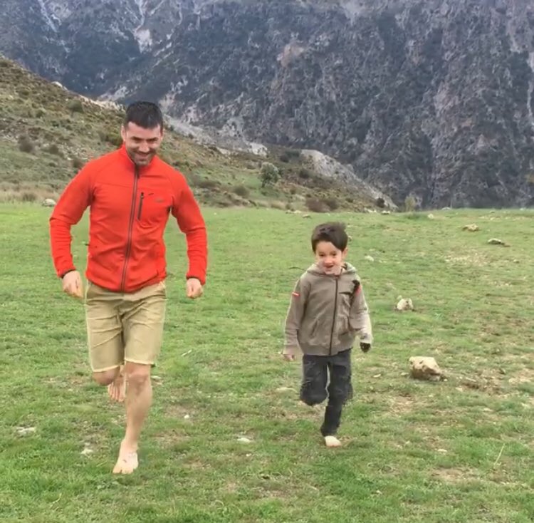CualQuieraPH's tweet photo. Es importartísimo permitir a los niños correr y jugar descalzos en entornos y superficies naturales. #movimento #equilibrio #fuerza #tecnica #barefoot #kids #diversion #salud #propiocepcion https://t.co/mUGPEsmd6Y