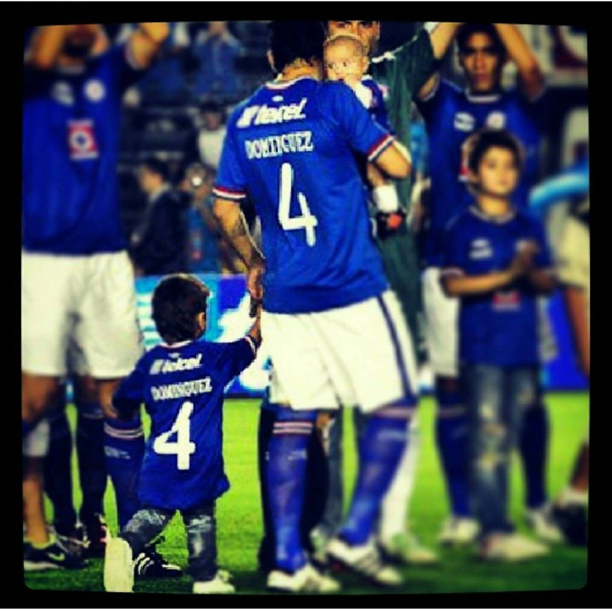 catadominguez04's tweet photo. Se cumplen 12 años de carrera. Soy afortunado de poder vivir haciendo lo que más amo, jugar fútbol. Siempre defendiendo estos colores 🔵⚪️. Gracias a Dios, a la Virgen y a mi familia!! https://t.co/wJEkRQXur7