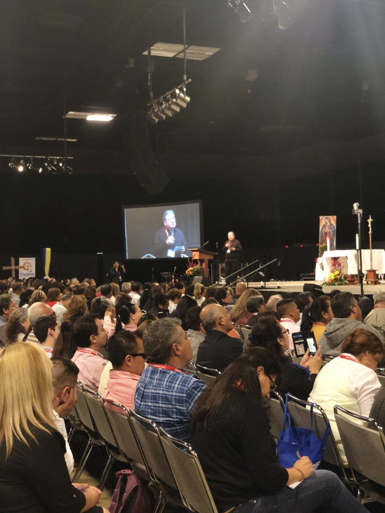 ENAHVE's tweet photo. El Padre Allan F. Deck, SJ presenta los frutos y orienta a la Región 11 hacia el futuro. #VEncuentro #recoss https://t.co/Rwzq0aYALd