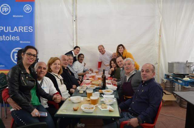MirinaCortesO's tweet photo. Y como no, gracias al equipo que siempre está detrás de los fogones para que todo esté en su punto y tan rico como siempre. #FiestasDel2DeMayo2018 #ppmostoles #mostoles https://t.co/Mm8dMCV0fy