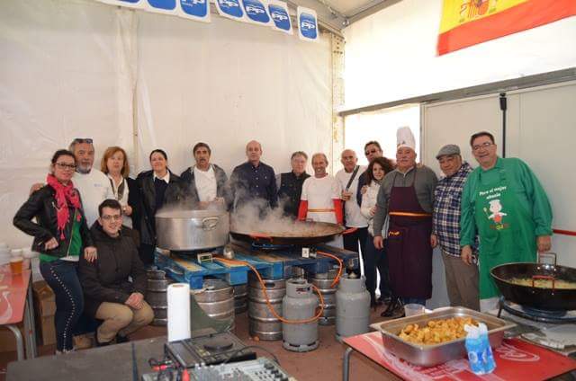 MirinaCortesO's tweet photo. Y como no, gracias al equipo que siempre está detrás de los fogones para que todo esté en su punto y tan rico como siempre. #FiestasDel2DeMayo2018 #ppmostoles #mostoles https://t.co/Mm8dMCV0fy