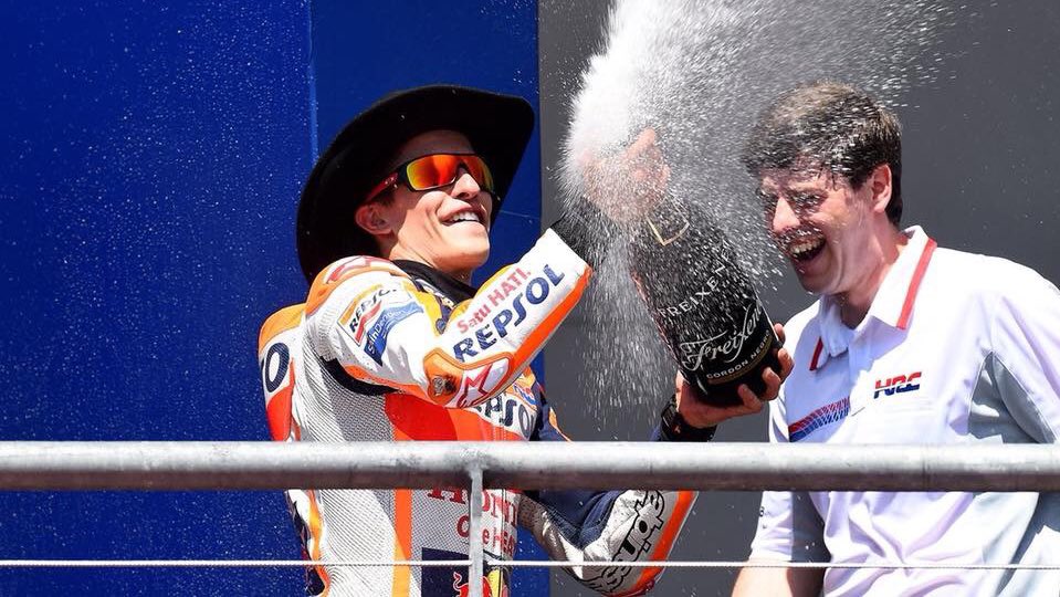 catarina93_73's tweet photo. #Hormigas at @COTA with our champ @marcmarquez93 one week ago 🇺🇸🥇🍾
#KingOfCota #Always93
@shooterbikes @FanClubMM93 https://t.co/pkiCsTr2TI