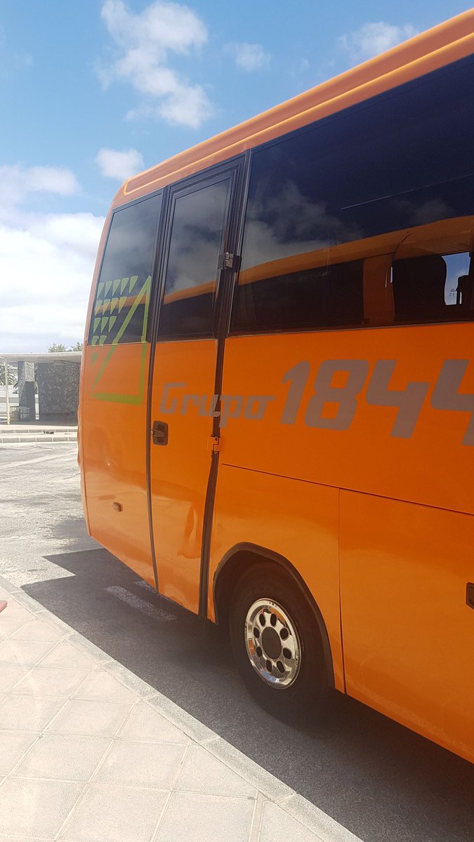 AliceTimmerman's tweet image. Busje gaat niet zo... Pff en weer wachten... zo klaar mee nu! Dat kan toch wel sneller lijkt me... een  uur staan we hier alweer #corendon #fail #Lanzarote #gelukkigschijntdezon