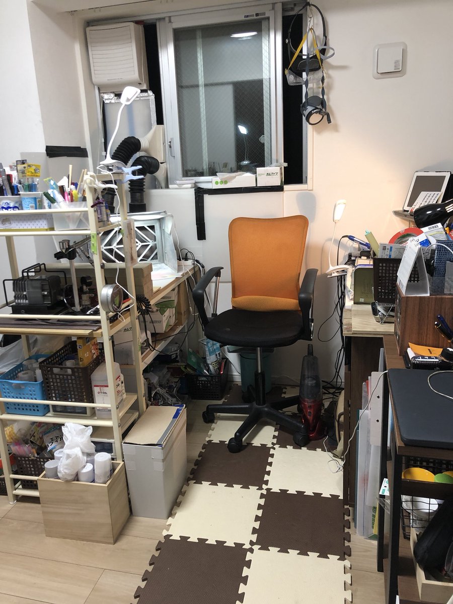 フジワlab By Fujiwaraseven 部屋の模様替えして作品に臨みます 工作と塗装のスペースを完全分離 イスを回転すれば それぞれの作業ができるようにしました なるべく影ができないよう光も 当てまくってます 本棚 もう少し整理します笑 模型部屋 汚