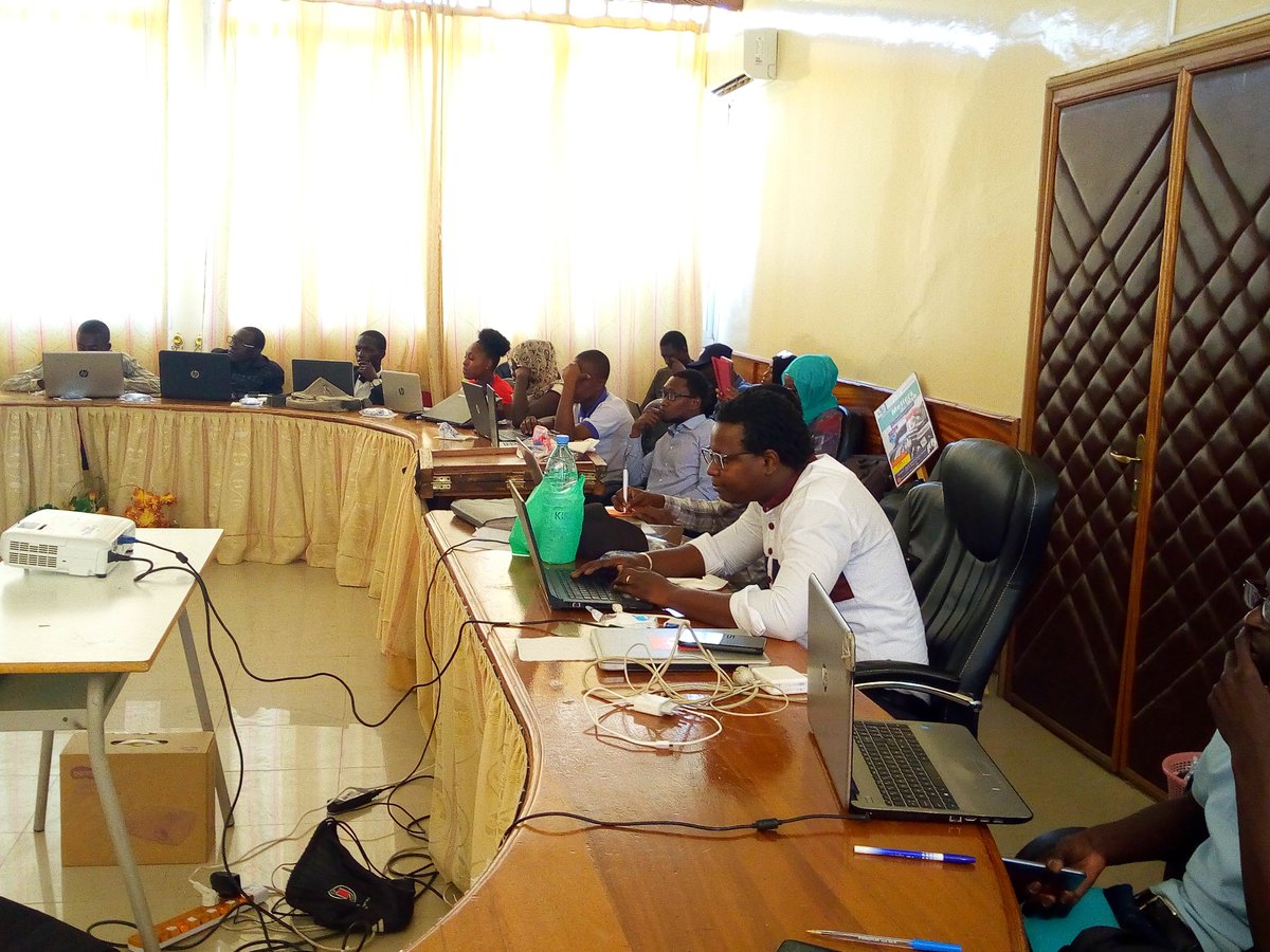 DigitalMindPlus's tweet photo. 2ème jour de notre formation sur les nouveaux métiers du Web avec notre formateur @basileniane . #Digital #DigitalMarketing  #DigiSL #Kebetu #socialmedia #numerique https://t.co/3jMixlSdps