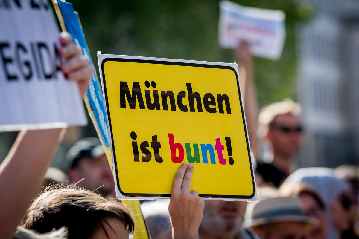 ER_Bayern's tweet photo. Album zum gestrigen Aufmarsch von #Pegida in München mit nur knapp hundert Teilnehmer. https://t.co/8uGOxDeZAh
Artikel unter https://t.co/9BhhQrEJ6M
#Bachmann #nopegida #muc2804 https://t.co/w1kH8mOdLk