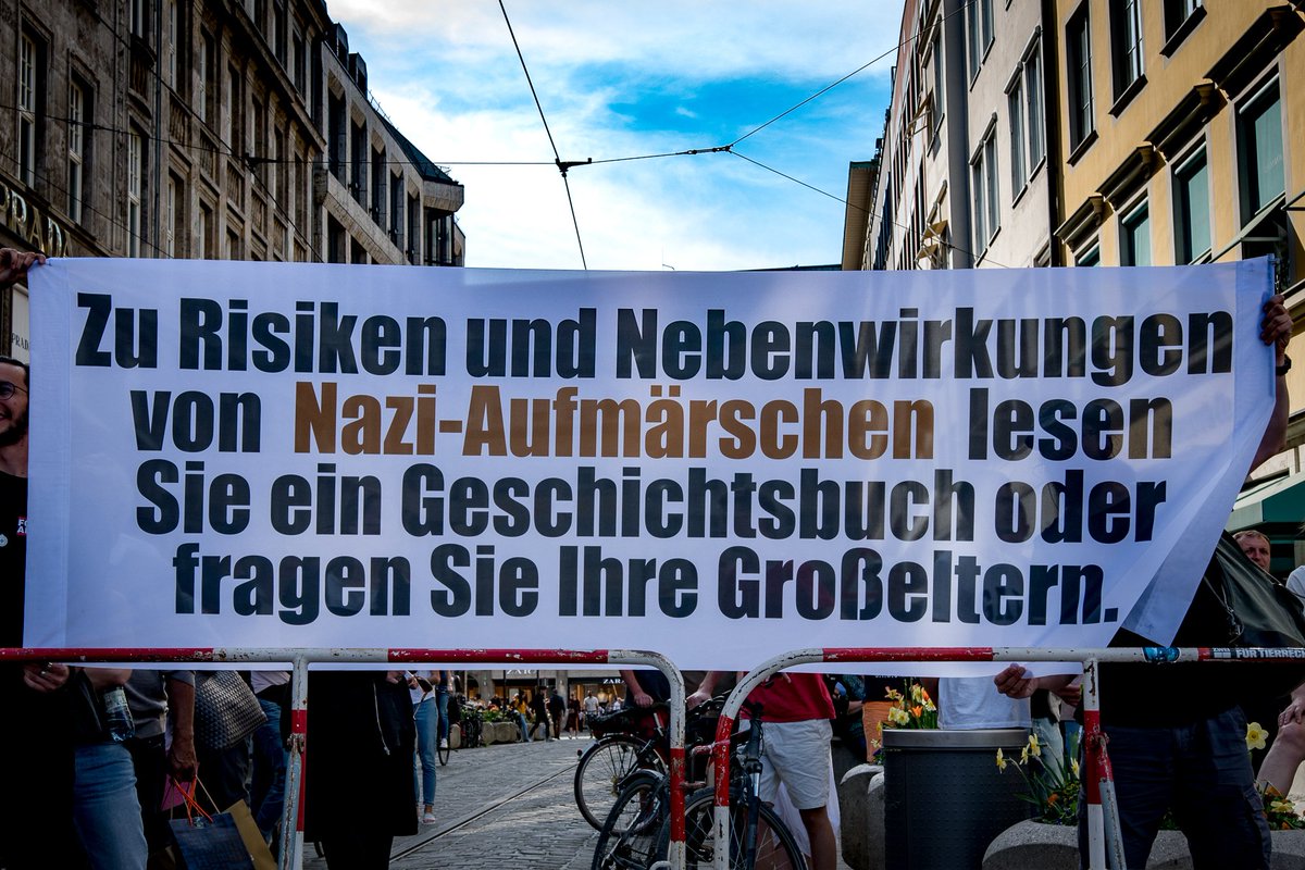 ER_Bayern's tweet photo. Album zum gestrigen Aufmarsch von #Pegida in München mit nur knapp hundert Teilnehmer. https://t.co/8uGOxDeZAh
Artikel unter https://t.co/9BhhQrEJ6M
#Bachmann #nopegida #muc2804 https://t.co/w1kH8mOdLk