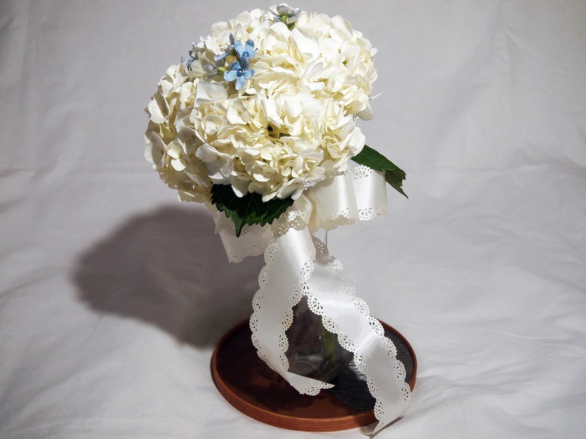 igdrasil_flower's tweet photo. 월요일을 여는 타임세일! 오늘은 스테디셀러중 하나인 수국 다발이에요. 한송이만으로도 풍성하면서 세련된 느낌이라 인기가 많지요💕 화이트,핑크,블루 3종이에요(흰색 사이에 있는 옥시는 불포함입니다😢) 9,900원에 예쁜 수국 다발을 품에 안아 보세요! https://t.co/wMgcA3Lq7l https://t.co/E1HLBv6kMi