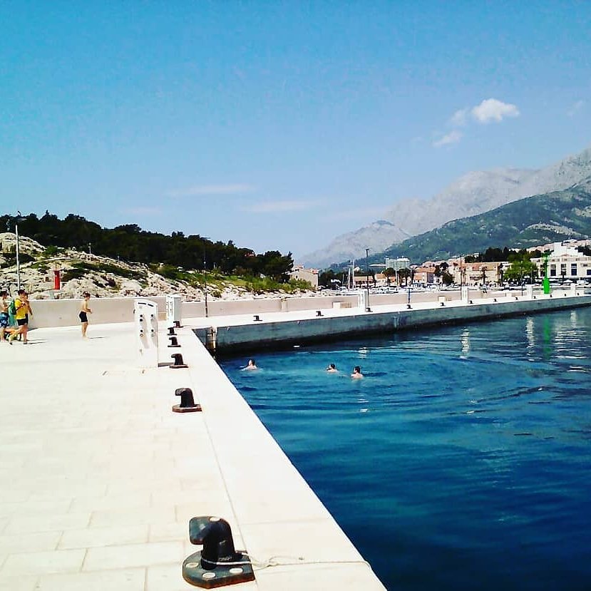 SolCroatia's tweet photo. Sezona kupanja je otvorena! Pozdrav iz Makarske! :-) @makarskamoments #makarska #makarskamoments #makarskarivierabeaches #sunnyday #lukobran #svetipetarmakarska #biokovo⛰ #bluesky💙 #deepbluesea💙 #swimingtime🏊 #lipomojemakarskomore⛵ #visitmakarska #čarobnamakarska https://t.co/a8Ut4WurKi