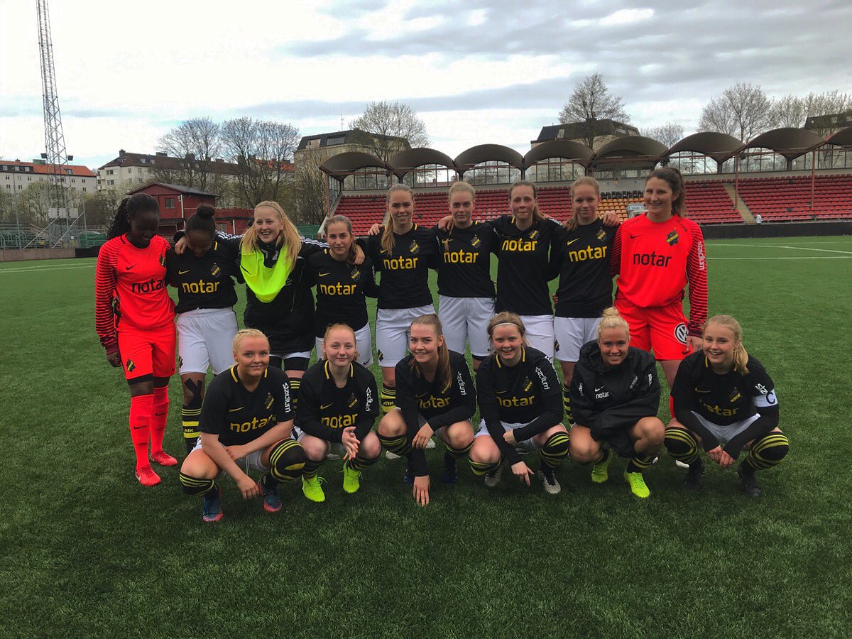Segerbild efter dagens match mot Eskilstuna United. 2-1 slutade matchen där Emelie Smirnoff (från AIK Dam) och Hanna Lundkvist stod för målen.