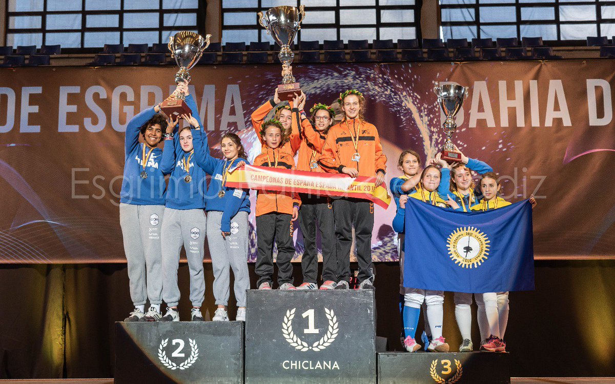 rfeesgrima's tweet photo. 🤺ESGRIMA 🏆CAMPEONES DE ESPAÑA 2018 🏆 EQUIPOS INFANTIL #U14 

Podium #Espada Femenina 
🥇CREA-Madrid 
🥈CEC-Coruña 
🥉CELC-Madrid 

¡Enhorabuena!
 #CtoEspaña2018 #Chiclana #U14 https://t.co/KEQYVc0eN0