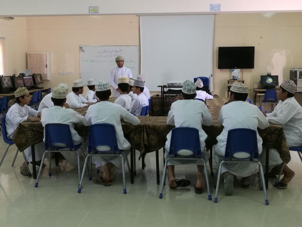 أخصائي مصادر التعلم بالمدرسة يقدم ورشة حول كيف أتعامل مع من يبتزني أو يستدرجني لإستغلالي من خلال وسائل التواصل الاجتماعي ضمن الحملة الوطنية خلك عارف@KH7_AR7