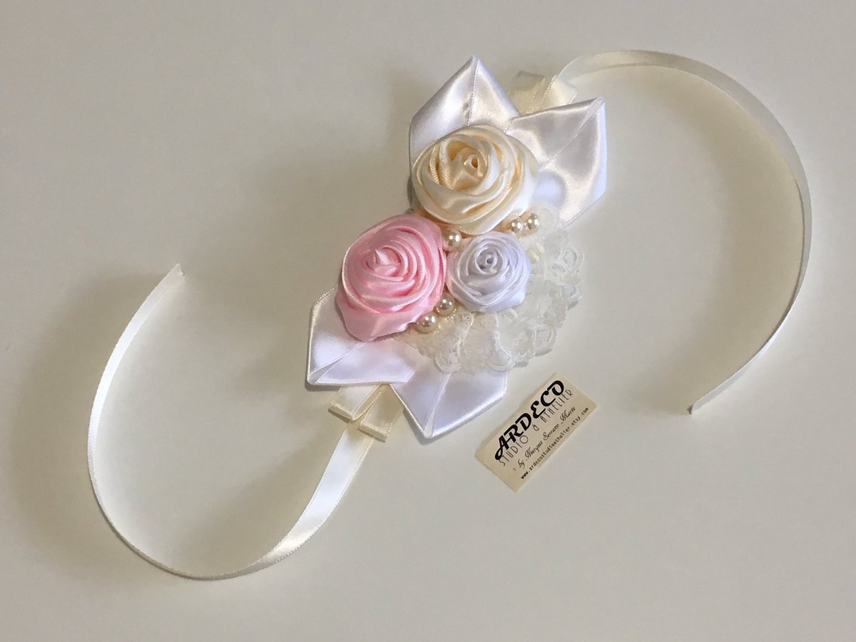 niurquis_sm's tweet photo. Set your P R O M outfit with this beautiful C O R S A G E 🎀
#ardecostudioathelier #ardecoaccesories #custom #custommade #handmade #hechoconamor #esty #etsyusa #handmadeaccessories #hechoamamo #handmade  #prom #corsage #promcorsages #girls #flowers #ribbon #pearls #promoutfit https://t.co/AbvS5THS9h