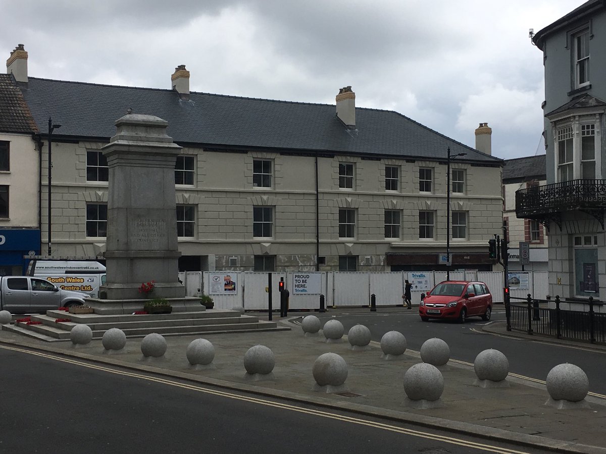 Rdt40Thomas's tweet image. Scaffolding down on the front of The Boot Hotel, Aberdare #difficultrefurb