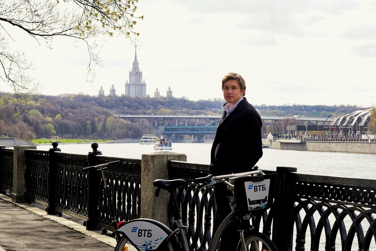 Наконец-то дождался открытия сезона велопроката в Москве. Теперь будут чаще фотографии с велосипедом. Ждал, чтобы снова на нем кататься по центру города. Ведь к этому сезону значительно увеличилось количество велополос и велодорожек. Езда стала безопасной и комфортной