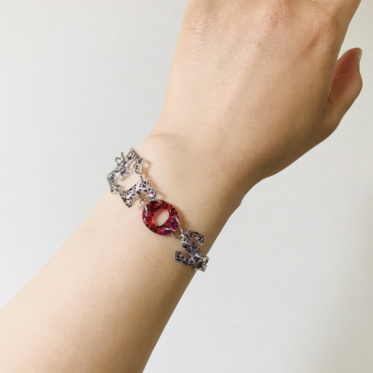 decco_handmade's tweet photo. 【第2回 YOI手芸部お題創作】
初めて参加させて頂きます。
企画ありがとうございます。

チェーンメイルの雰囲気を混ぜた、私なりの"Eros"ブレスレットです。

#YOI手芸部お題創作 https://t.co/nhoya9zdCH