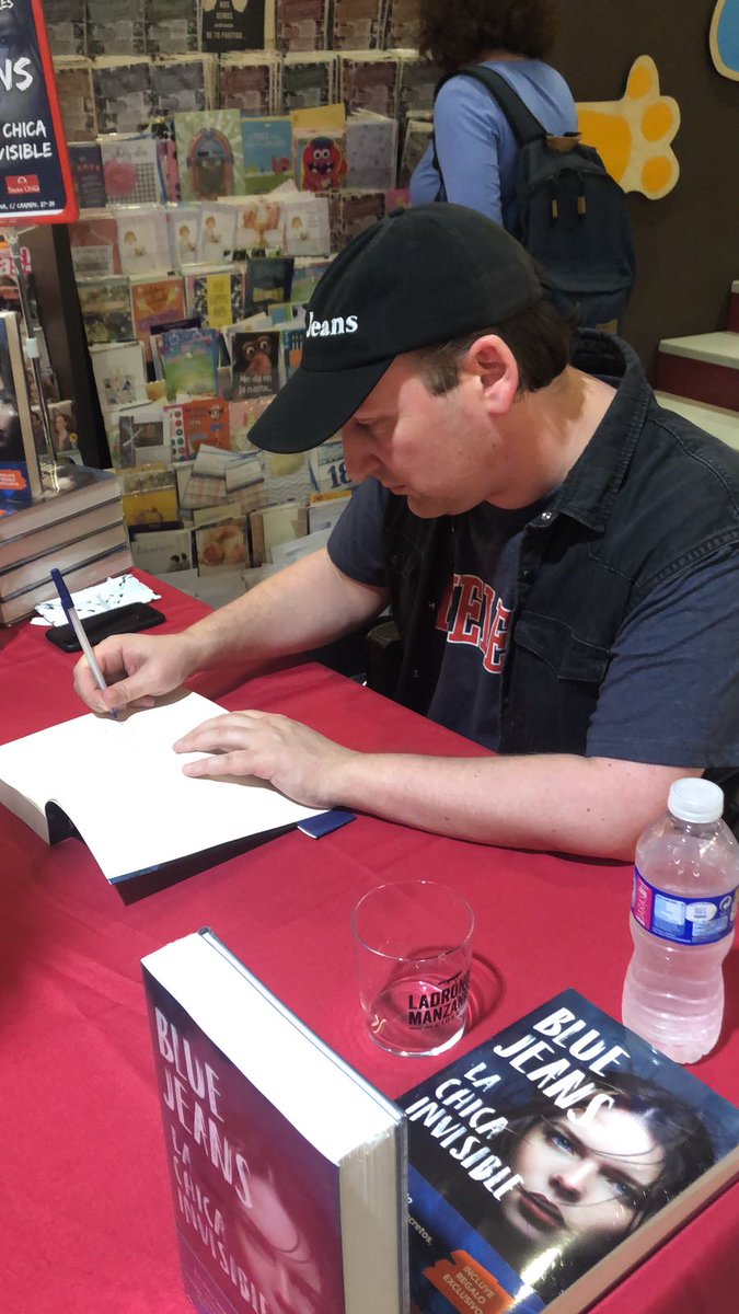 SantosOchoaCar's tweet photo. Gracias a toda la gente que vino ayer a la firma del libro #Lachicainvisible y un gracias especial al gran escritor y gran persona @FranciscodPaula https://t.co/aXsX9DOVRI