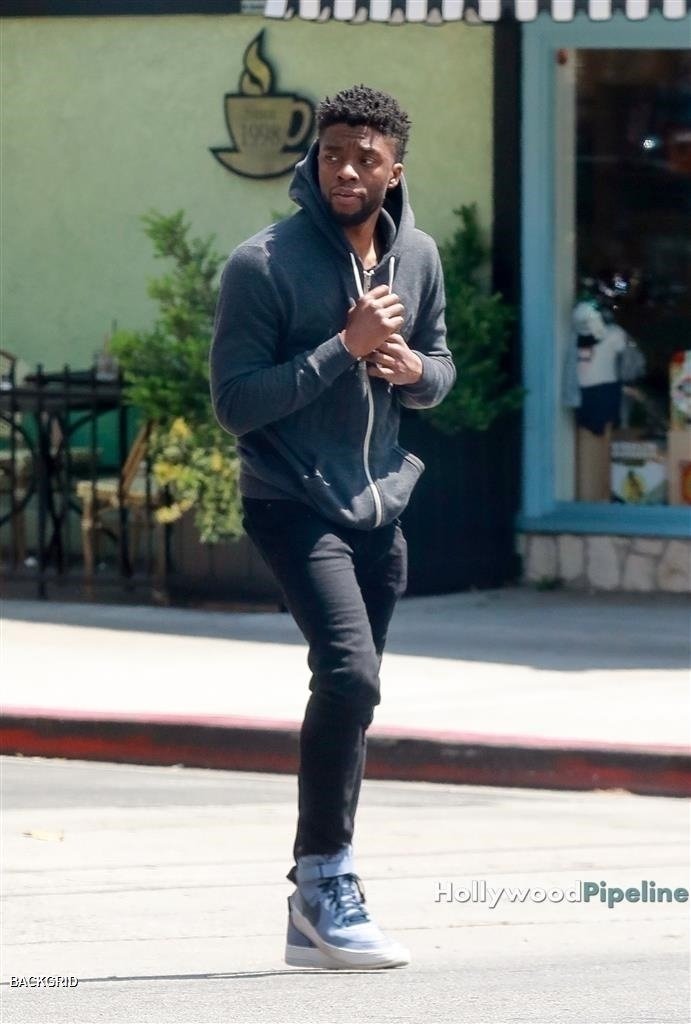 Contribuyente Ballena barba Absolutamente Hollywood Pipeline on Twitter: "Chadwick Boseman spotted out grabbing lunch  with a buddy while 'Infinity War' is crushing it at the box office. Full  photo set on site -&gt;&gt; https://t.co/n4LAVeqGum #ChadwickBoseman  #BlackPanther #
