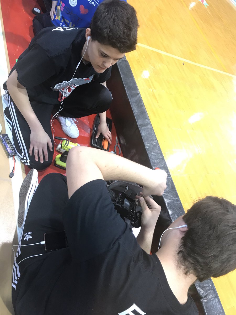 everettedge's tweet photo. Big thanks to our mechanics for working hard to make sure our car stays on the track ❤️ #WeRTen80 #NSL_Finals @Ten80STEM https://t.co/oUWxxxtaSH