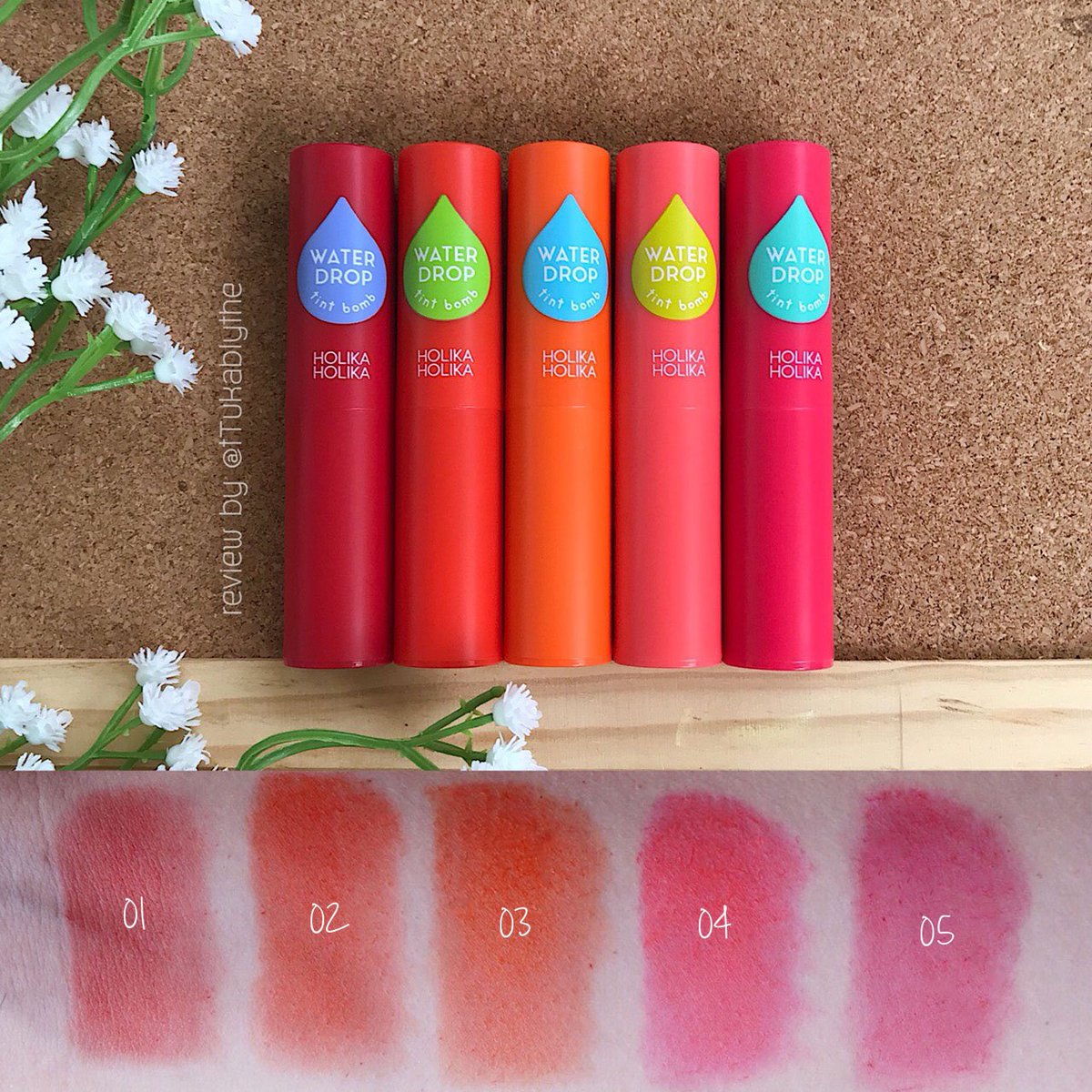 tTukablythe's tweet photo. มาแล้ววว รีวิวทิ้นท์ Holika Holika ตัวดังค่ะ เนื้อดีเลยตอนทาเหมือนลิปจะแตกตัวเป็นน้ำทำให้เย็นๆลื่นๆปาก แต่ฟินิชที่ได้จะไม่เงาไม่มันน้า พอเซ็ตตัวแล้วน้องแนบไปกับริมฝีปากประหนึ่งว่าไม่ได้ทาอะไรเลย บางเบาและติดทนที่แท้จริงทานขาวดื่่มน้ำก็ยังอยู่นะคะสำหรับตุ๊ก (มีต่อ) #HowtoPerfect https://t.co/tZVRob4Vin