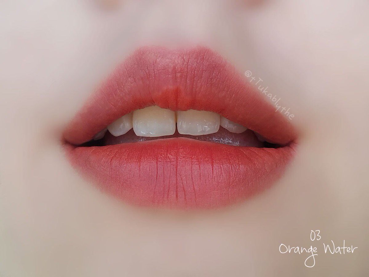 tTukablythe's tweet photo. มาแล้ววว รีวิวทิ้นท์ Holika Holika ตัวดังค่ะ เนื้อดีเลยตอนทาเหมือนลิปจะแตกตัวเป็นน้ำทำให้เย็นๆลื่นๆปาก แต่ฟินิชที่ได้จะไม่เงาไม่มันน้า พอเซ็ตตัวแล้วน้องแนบไปกับริมฝีปากประหนึ่งว่าไม่ได้ทาอะไรเลย บางเบาและติดทนที่แท้จริงทานขาวดื่่มน้ำก็ยังอยู่นะคะสำหรับตุ๊ก (มีต่อ) #HowtoPerfect https://t.co/tZVRob4Vin