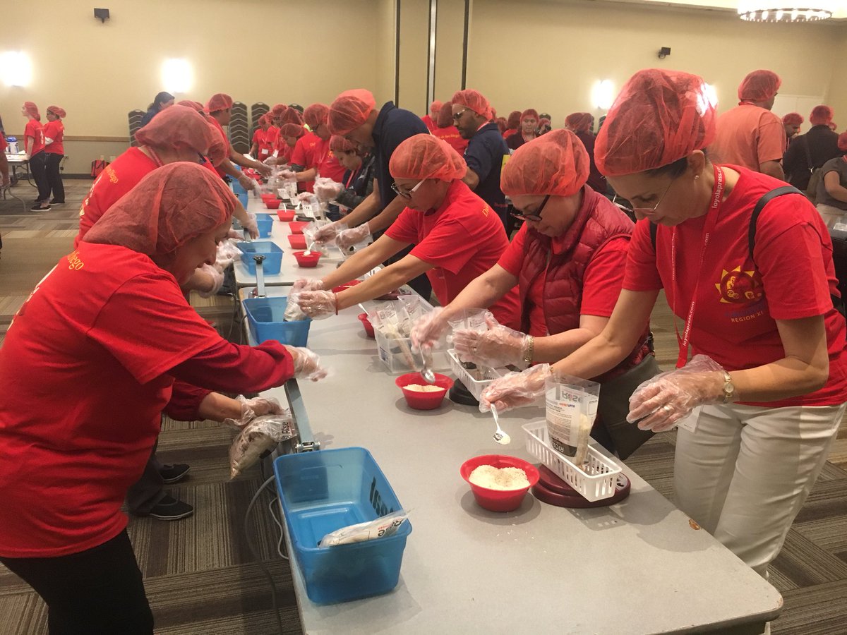 MariaPiaChin's tweet photo. Yesterday, dozens of #Region11 delegates ended day 2 of Regional Encuentro in Visalia (#recossencuentro) helping to package 10,000 meals with @CRSHelpingHands for people in need in Burkina Faso #RegionXI #RECOSS  #vencuentro https://t.co/FDezDT2Cyj