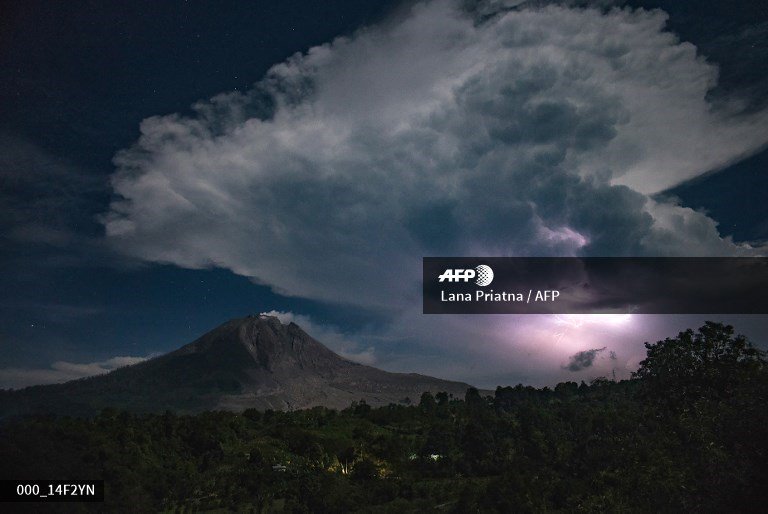 fgeffardAFP's tweet photo. 🇮🇩  Sinabung roared back to life in 2010 for the first time in 400 years, after another period of inactivity it erupted once more in 2013, and has remained highly active since.

📷 @LANAPRIATNAID #AFP https://t.co/vW1Yzeml4w