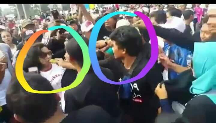 Birgaldo_Sinaga's tweet photo. Teman2 ada yg kenal manusia laknat yg mau menyumpal mulut Ibu Susi Ferawati ini dengan pisang? 

Saya mau kejar dia kalo ada yg tahu alamatnya... 

Biadab... https://t.co/Ko5zgRd7nE