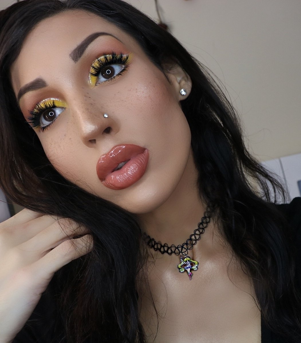 itzLokaa's tweet photo. @tartecosmetics rainforest of the sea radiance drops, shapetape foundation &amp; shape tape concealer, @Smashbox covershot bold palette, @velourlashes fluff n dolled up, @BenefitCanada @BenefitID kabrow, gime brow for browz and freckles@fentybeauty @rihanna gloss bomb lipgloss
💕💕💛 https://t.co/s6iZ7Uykvc