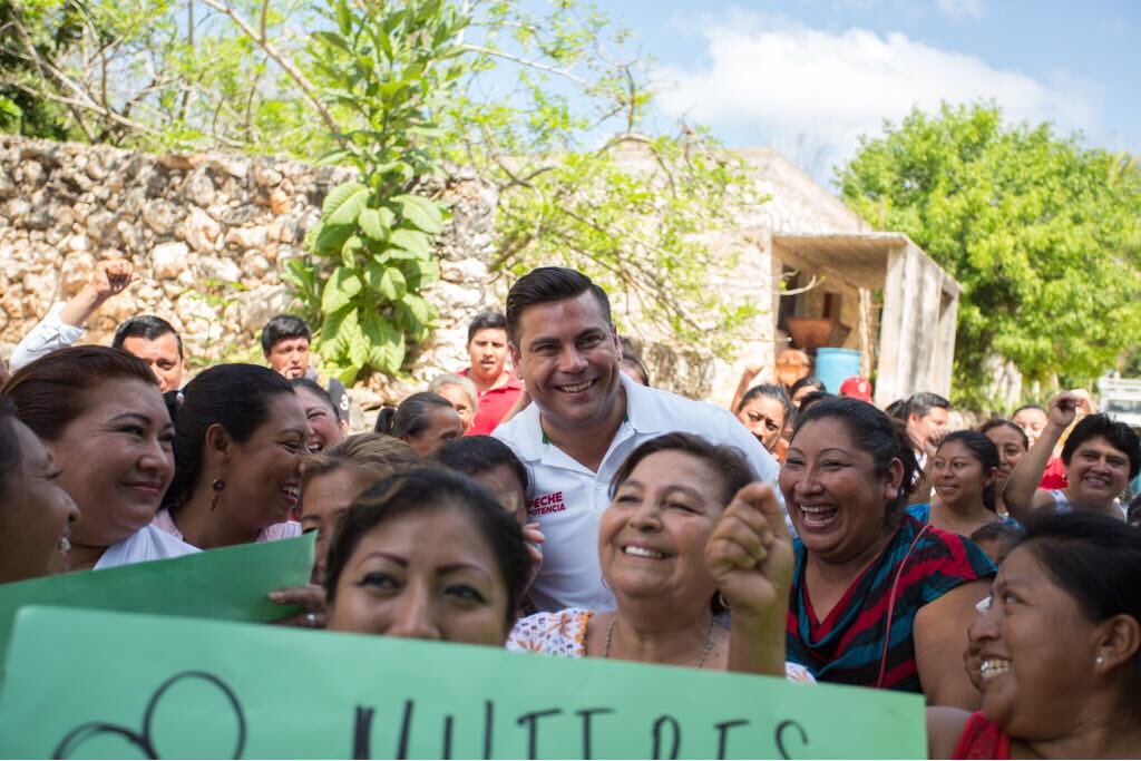 ChrisCastroB's tweet photo. Lo que más disfruto de esta campaña es poder mantener la cercanía con nuestra gente. 🤝⚡ #CCBSenador https://t.co/eCZXQQsuC5