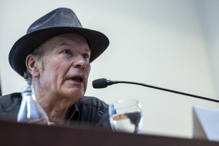 culturplaza's tweet photo. Julian Temple: “Es posible que los jóvenes no hayan vuelto a mostrar su fuerza desde el movimiento punk” https://t.co/LvE9umjuuP https://t.co/3HIsQ1fCzx
