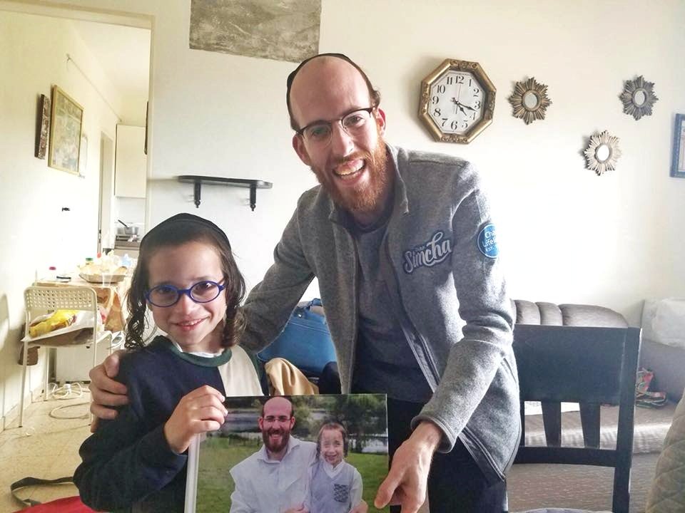 Chai_Lifeline's tweet photo. 🏊‍♂️🤹‍♂️🧗‍♂️🚣‍♂️ Dedicated @Achim_Byachad volunteer Tuli visited his camper in Israel where he presented him with a beautiful photo album of their summer together at @CampSimcha. https://t.co/9TrNXGrsxA