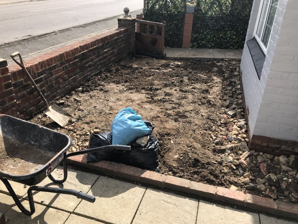 richGUNshow's tweet photo. Old paving slabs &amp; wall removed,  &amp; fresh Cotswold stone chippings laid . All done in two days✅✅ https://t.co/Y0X4FiVLqU