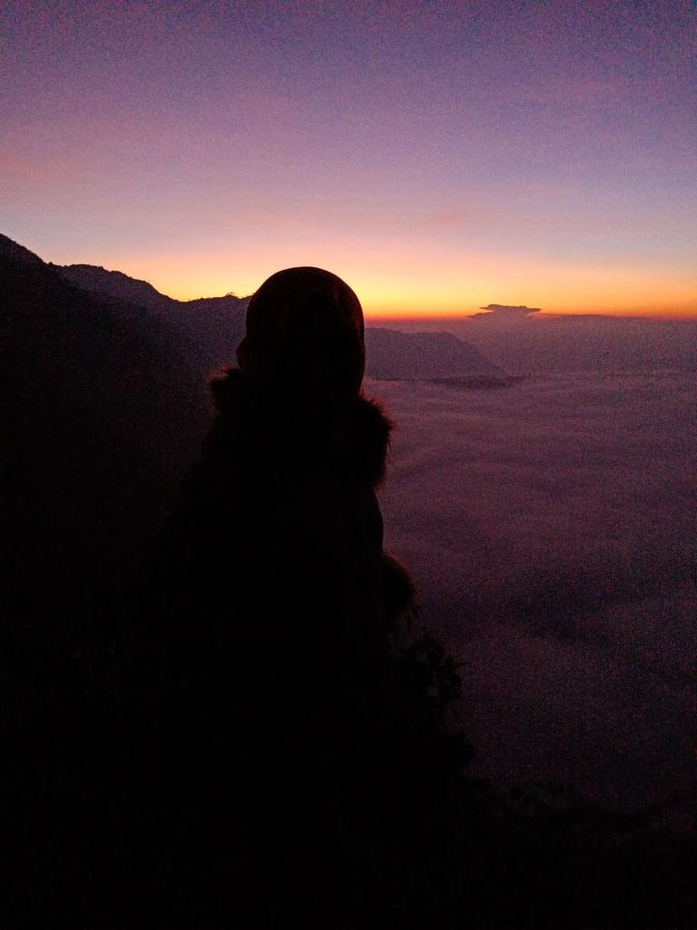 Rukwati's tweet photo. Terang kan datang menghapus gelap.... #bromo https://t.co/fxaiH6vKIk