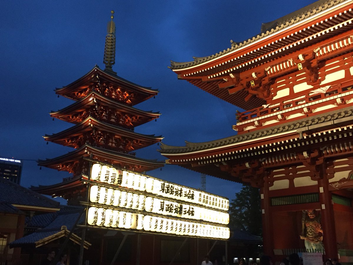 1995Kayo's tweet photo. お仕事が終わって、浅草観光⛩
初めて夜の時間に行ったけど、ライトアップされてて綺麗でした！
お寿司も美味しかった🍣 https://t.co/mGmqt1U3qy