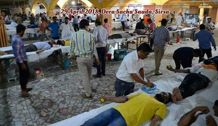 PrincceRose's tweet photo. @derasachasauda alwys ready for help others or humanity, 
That was amzing, they donate blood free
#DSSFoundationDay
#Maximum_Share

डेरा सच्चा सौदा 70 वे स्थापना दिवस व जामे इन्सा की वर्षगाँठ पर 2375 युनिट बलड दान हुआ जी व हजारो लोगो ने फ्री जनकल्याण कैम्प मे चैकप करवाया जी। https://t.co/3ub3DKeqzr