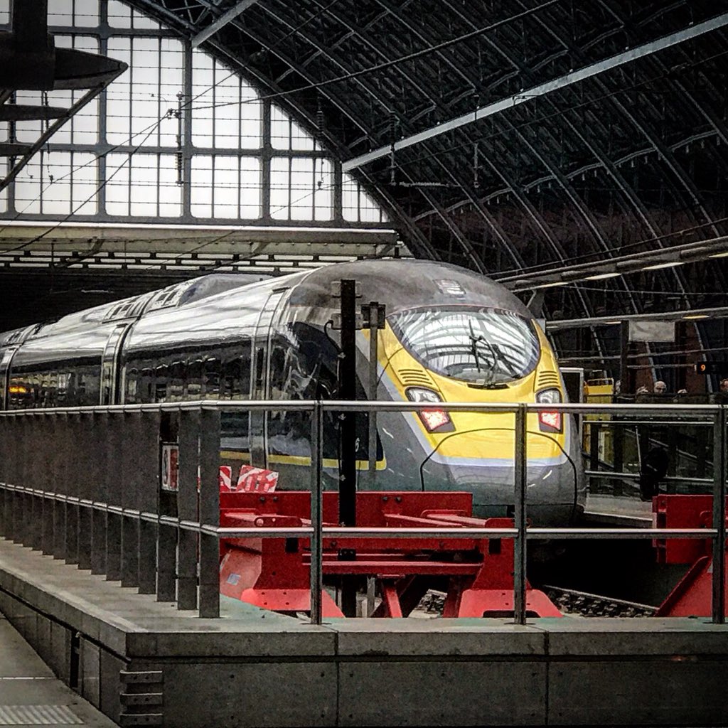 CheeseWireDOP's tweet photo. As if whisking us away to Paris wasn’t enough of a reason for @StPancrasInt to be my favourite railway station (without even mentioning the architecture!) I then discover @SourcedMarket on their concourse. Amazing! #cheeselover https://t.co/LPerlIGunz