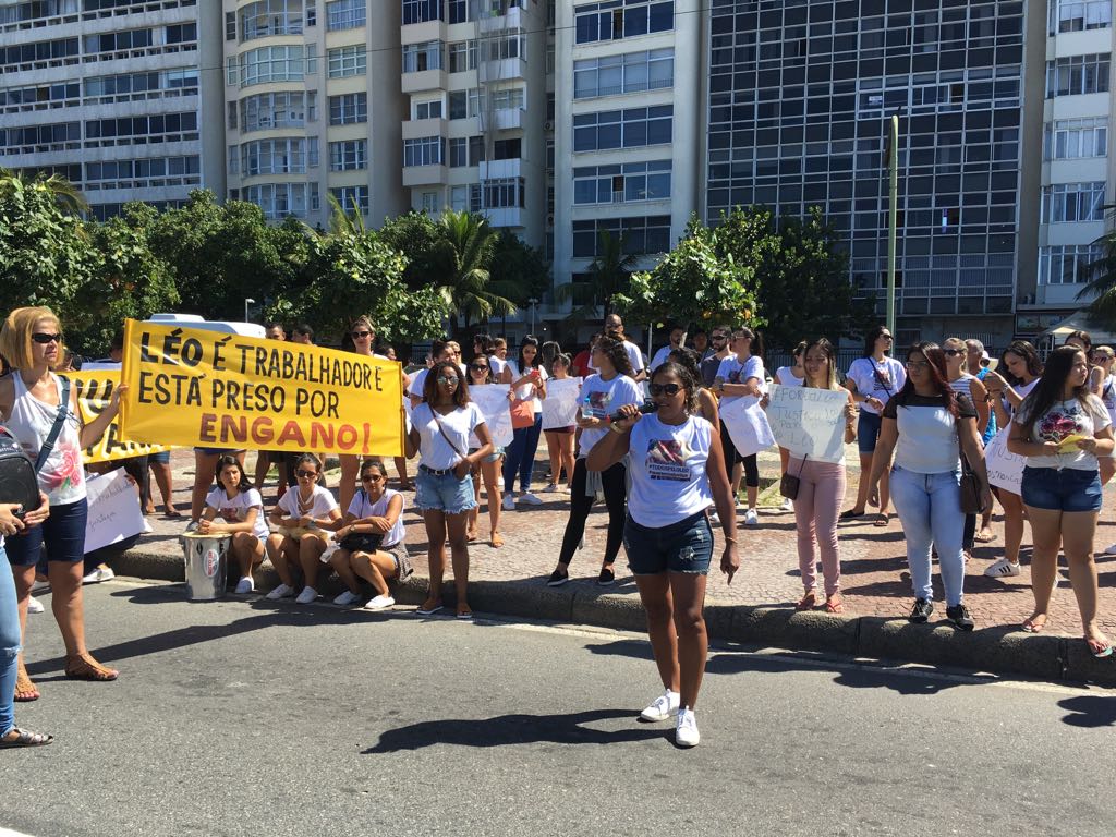 OGlobo_Rio's tweet photo. Manifestantes pedem a soltura de Leandro Luiz em Copacabana https://t.co/JDBqDb1TEN https://t.co/M9oLA3fhvp