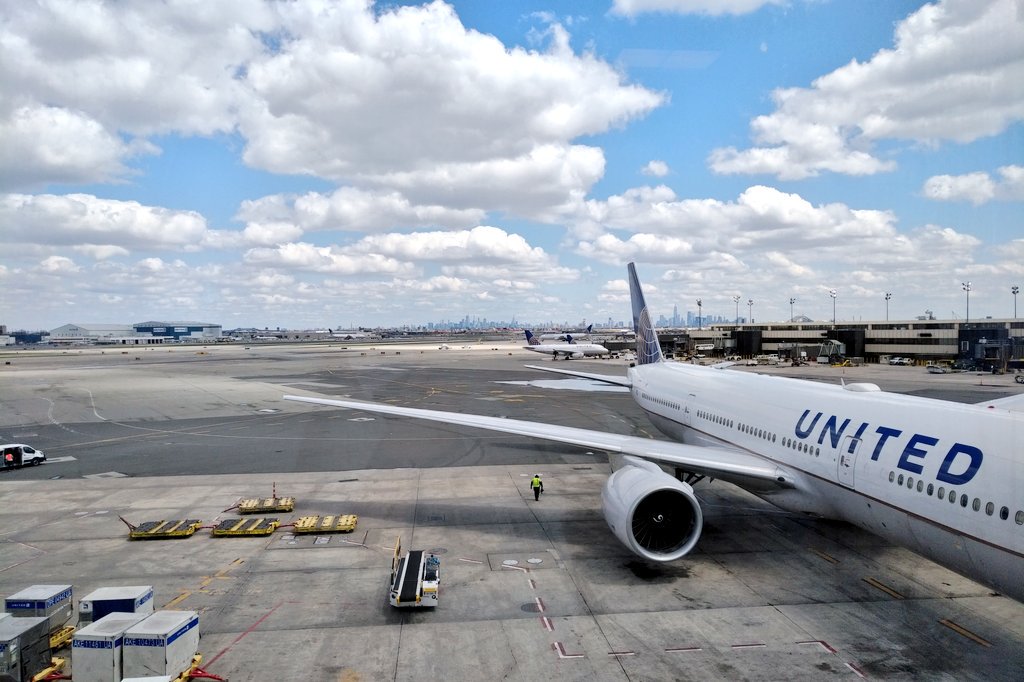 scotch_guy's tweet photo. Flying home United through Newark was not on the itinerary when I left my Edinburgh hotel at 4AM today... #richworldproblems #whiskytraveller https://t.co/jFo7EU10iP