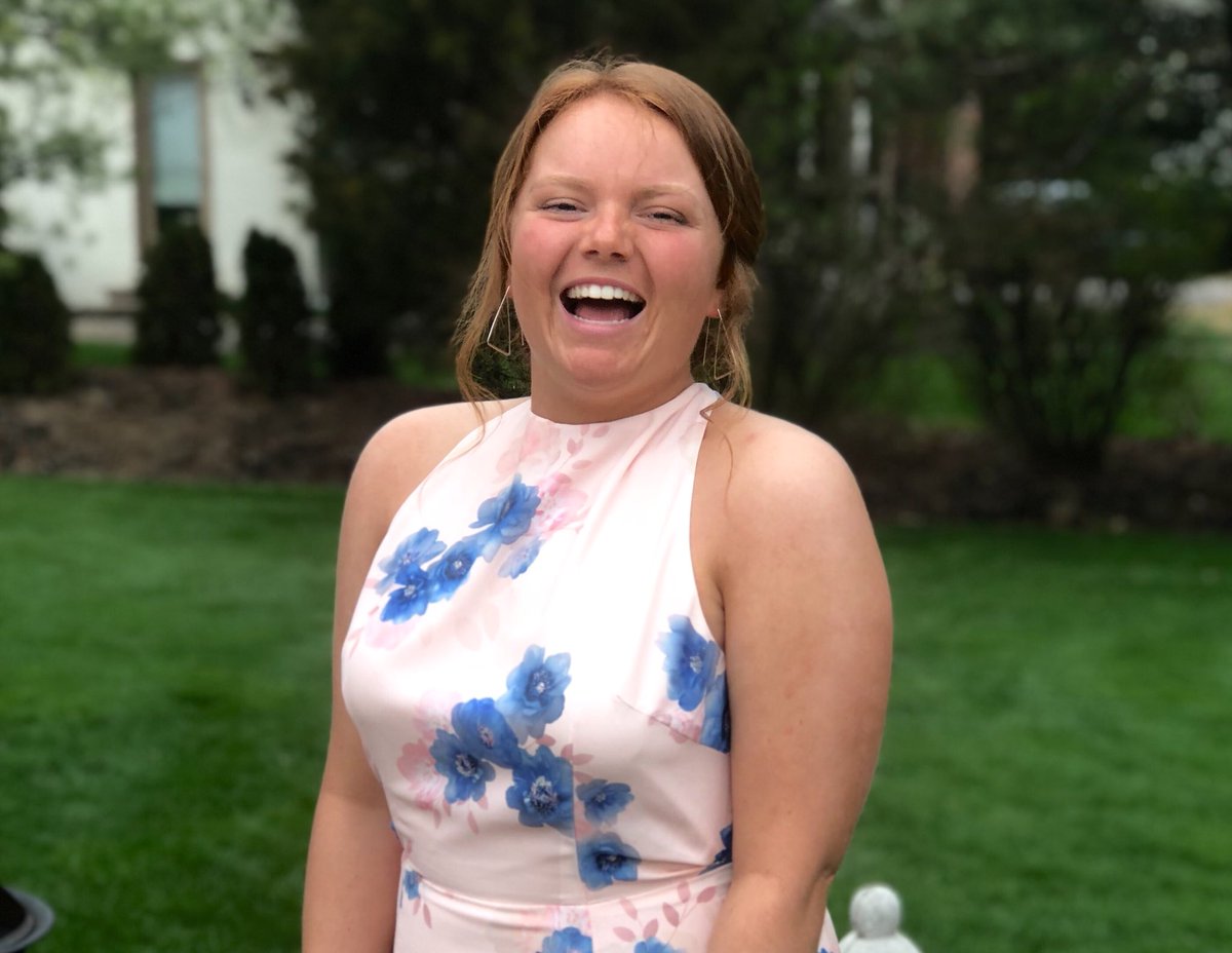 roryellizabeth's tweet photo. I was told I wasn’t pretty enough to go/have a date to my junior year prom. With full offense, I looked amazing.. https://t.co/tYNJTFfs07