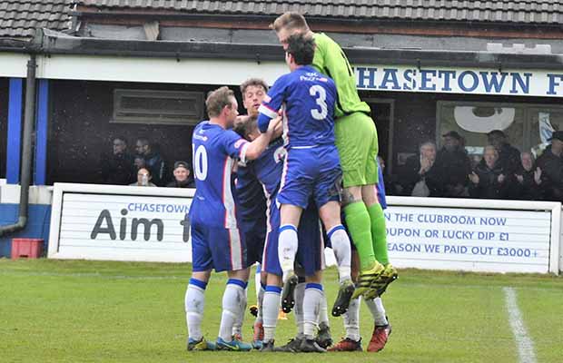 Sport: Five-star <a href="/ChasetownFC1954/">Chasetown FC</a> set up play-off tie at Bedworth by thumping Basford United: bit.ly/2JFeocl