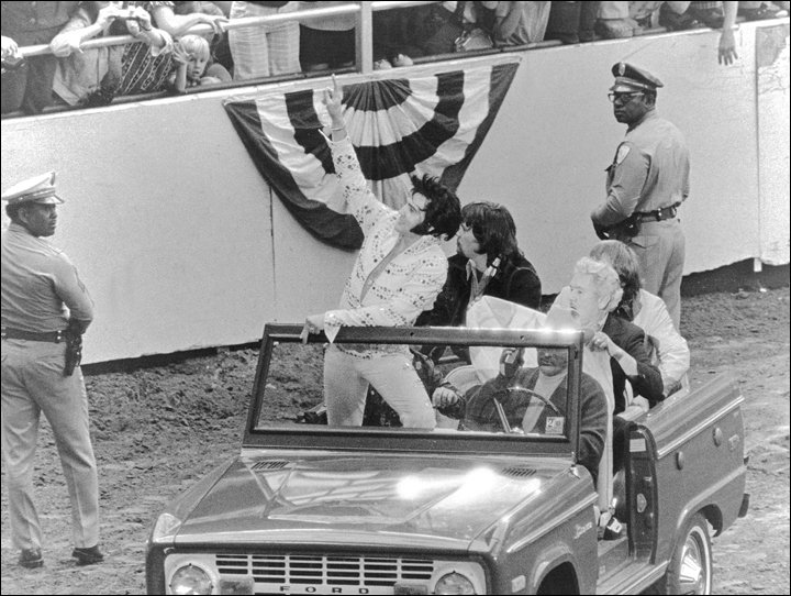 VisitGraceland's tweet photo. #Elvis performed in #Texas more than any other state. Learn about the king's history with the Lone Star State on this week's Graceland Blog: https://t.co/Cky4IAzx9v https://t.co/dUNpaKlLZ3