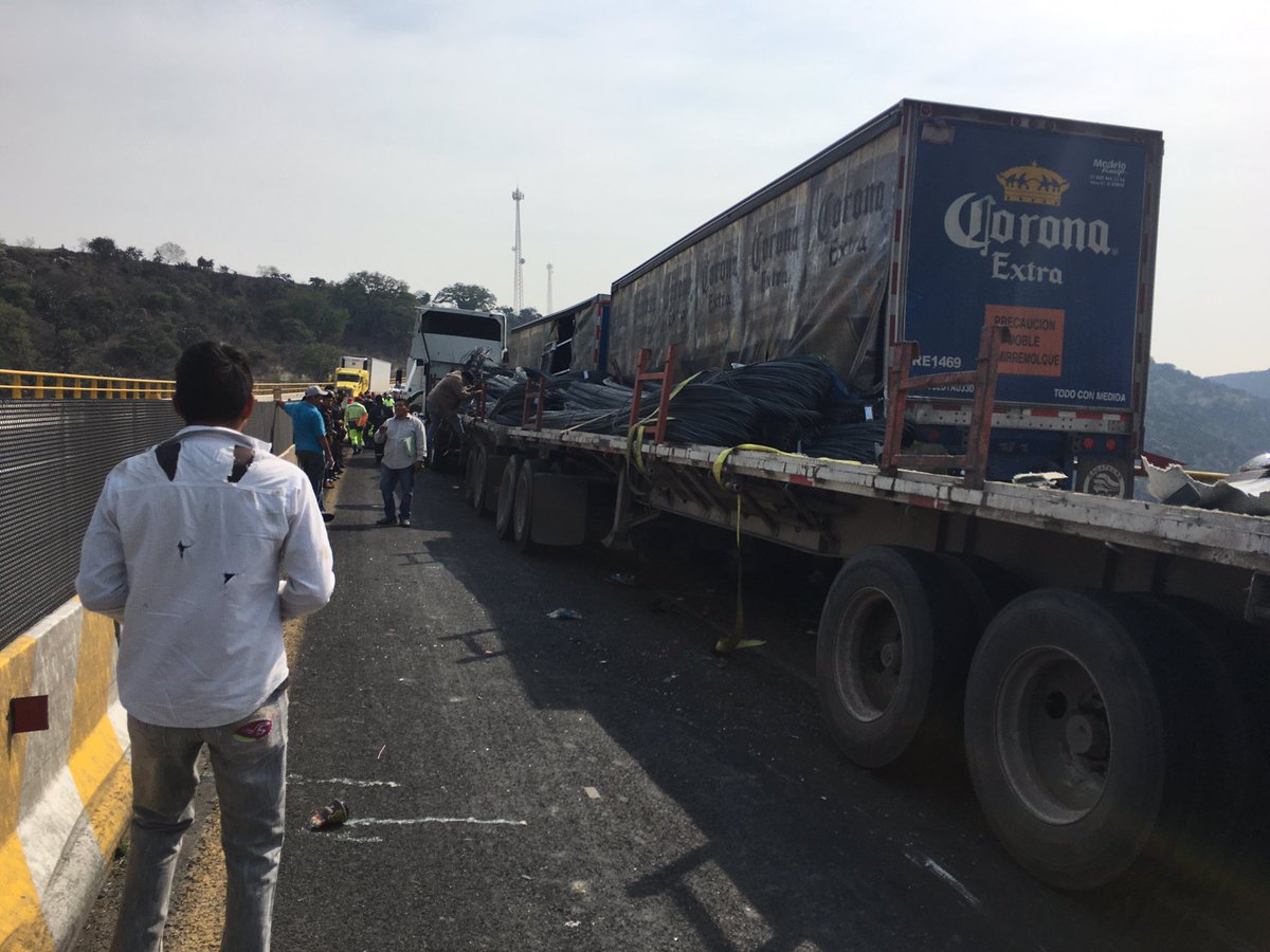 CESARGA2016's tweet photo. @arconorte accidente tramo Querétaro - Tula 2 dirección Puebla. Arco norte cerrado desde las 8 am siguen los trabajos para liberar el paso https://t.co/ElMEUXfdvE