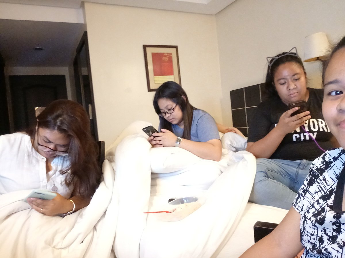Photograpoor's tweet photo. Kanina ang ingay namin, ngayon di na kami naguusap usap HAHAHA #TagpuanMV https://t.co/tDq8uGHAO2